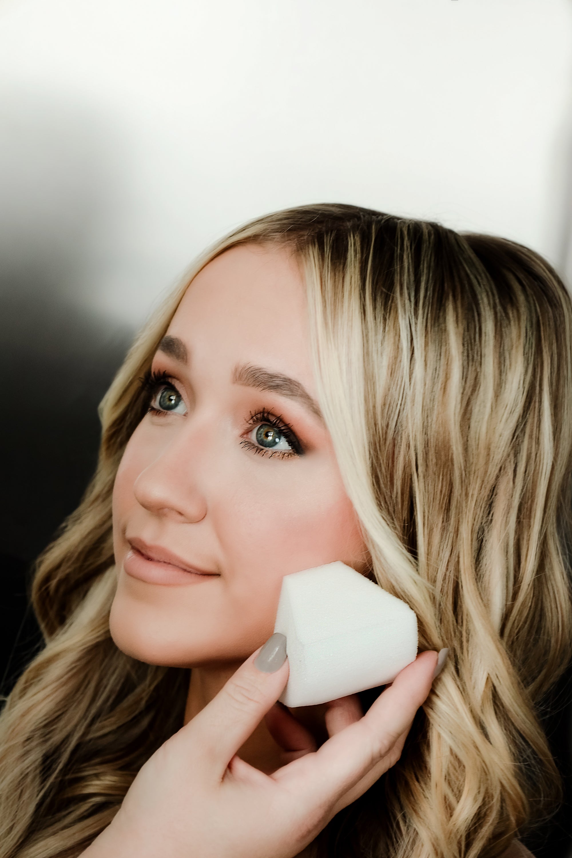 A lady using beauty sponge